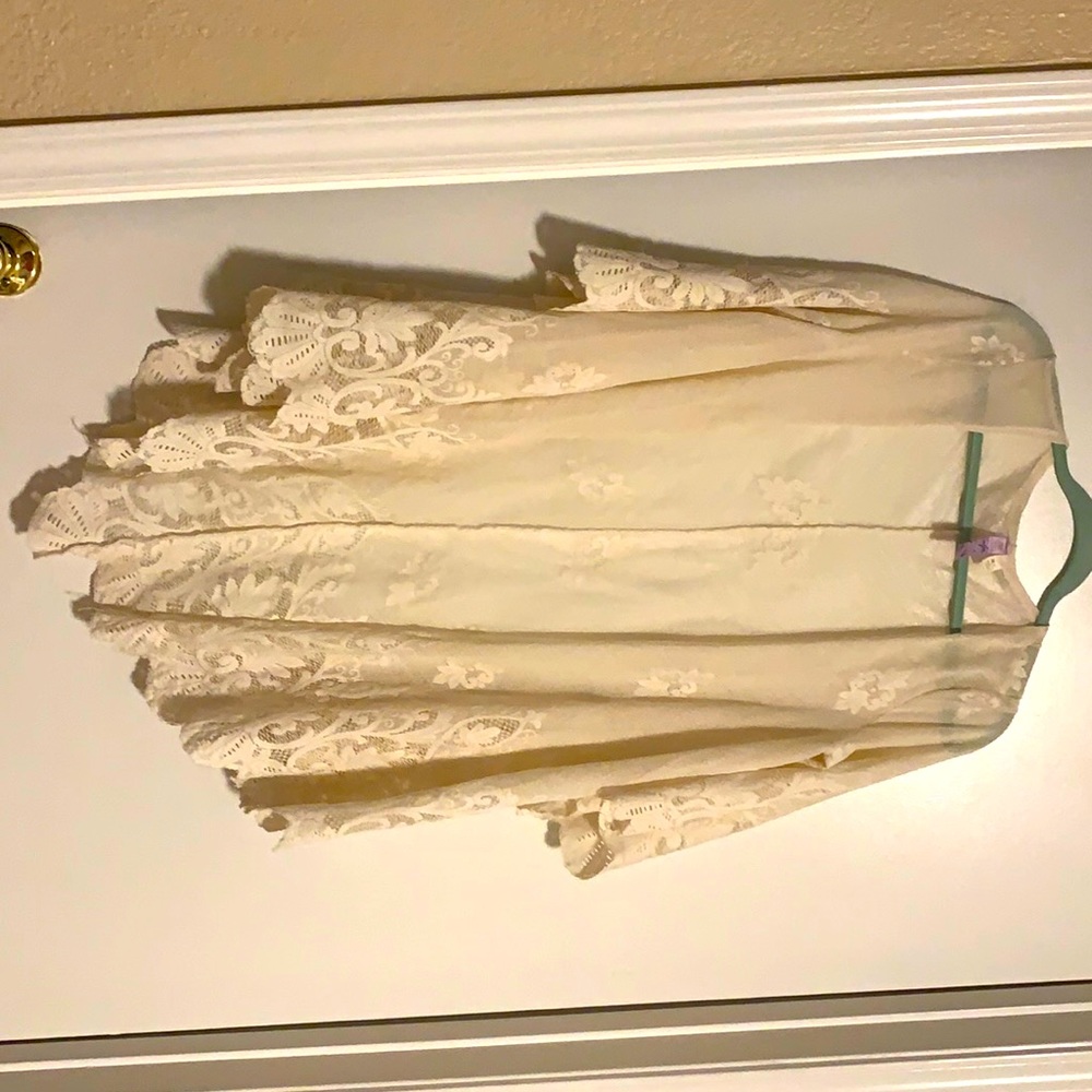 It’s not white it’s like a cream color, size M/L